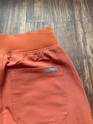 NWT FIGS Women’s Terracotta High Waisted Yola Scrub Pants - Size XXS Petite thumbnail 9