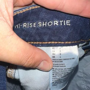American Eagle distressed hi-rise 0 raw hem denim shorts thumbnail 3