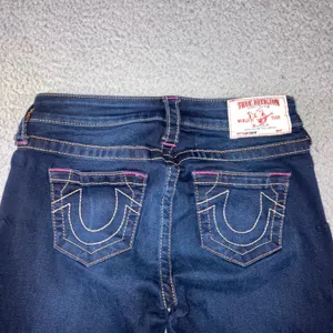 True Religion Low Rise Capri Jeans Womens 25x23.5 Blue Y2K Pink Stitch Logo Flaw thumbnail 2