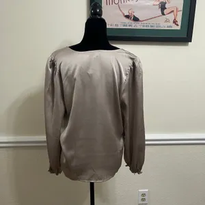 Ann Taylor Factory Women's Champagne Satin V-Neck Blouse Size M. NEW thumbnail 3