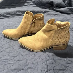 madden Women’s shoes ankle Boots heels beige tan zip up size 6.5 suede thumbnail 13