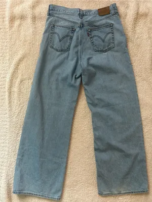 Levi Premium Ribcage Wide leg light wash in size 31 thumbnail 7