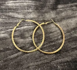 Elegant Gold Hoop Earrings thumbnail 1
