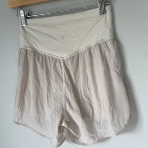 Lululemon Nulu Mesh High Rise Athletic shorts Beige Tan Lightweight Size 4 thumbnail 4
