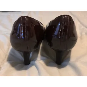 Clarks Artisan Sz 7.5 Burgundy Patent Leather Kitten Heel Pumps Pointed Toe thumbnail 14