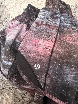 Lululemon Hotty Hot 2.5" Shorts Low-Rise thumbnail 4