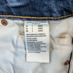 American Eagle Mom Jean Strigid Medium Wash Distressed‎ Raw Hem Womens 2 Short thumbnail 5