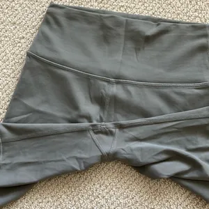 Lululemon Wunder Train High Rise Shorts 8” Size 6 Grey Sage Green Everlux EUC thumbnail 5