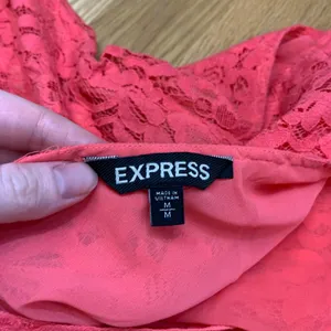 Express Blouse Womens Size Medium Pink Lace Overlay Sheer‎ Hem Tank Top Coral thumbnail 7