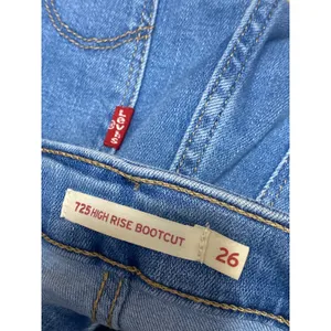 Levi's 725 High Rise Bootcut Women's Blue Medium Wash Flare Denim Jeans Size 26 thumbnail 5