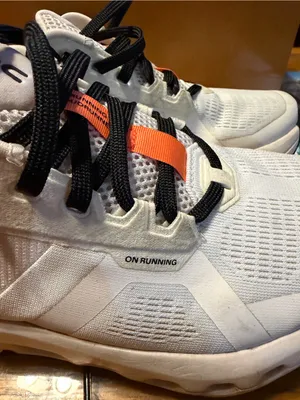 Woman’s Cloud runner White Size 7 thumbnail 5