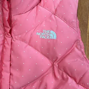 The North Face 550 Down Filled coral with white polkadots puffer Vest Size M thumbnail 2