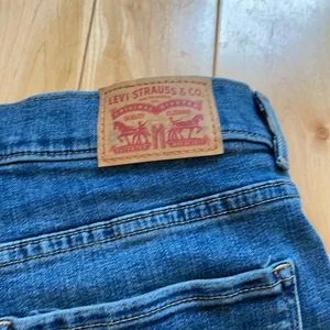 Levi’s regular wash classic wide leg crop red tag jeans thumbnail 7