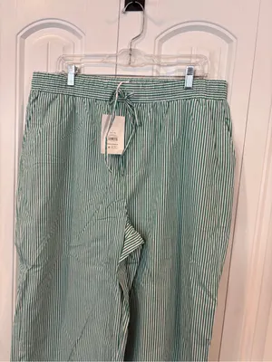 Free assembly white and green stripe crops size large thumbnail 3