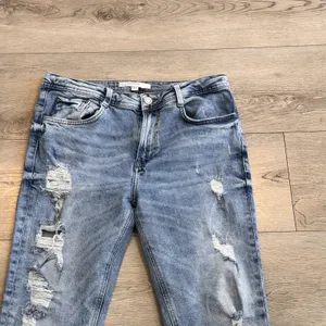 Zara Trafaluc Jeans Denim Makers High Rise‎ Straight 6 or 28 Regular Distressed thumbnail 3