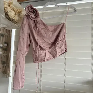 ASTR Carmelita dusty rose satin one shoulder draped blouse top size XS thumbnail 2