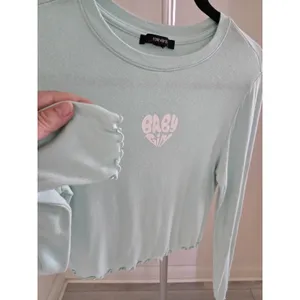 ​Forever 21 Small Mint Green Baby Girl Heart Graphic Crop Top Long Sleeve thumbnail 4