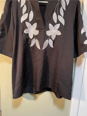 Women’s Size Medium Floral Embroidery Rocking V-Neck Puff Sleeve Blouse Black thumbnail 4