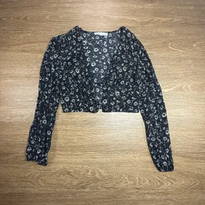 Elodie Womens M Floral Crop Top Black White Daisy Long Sleeve Rayon Cottagecore thumbnail 2