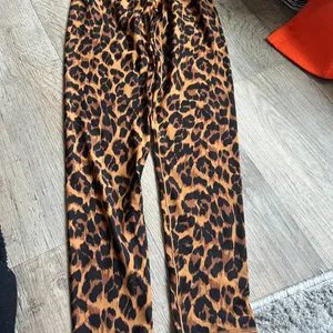 Aerie Offline animal‎ print criss cross leggings size small thumbnail 2