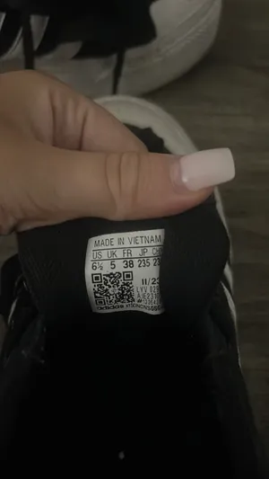 Adidas shoes thumbnail 2