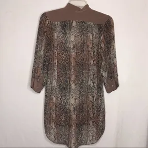 Wilfred Aritzia Silk High Low Reptile Print Top‎ thumbnail 5
