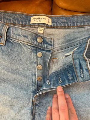 Abercrombie and Fitch the 90s baggy short, low rise curve love thumbnail 4