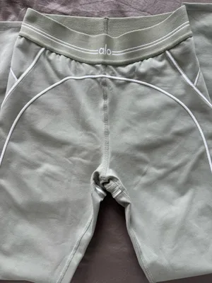 Alo Yoga Pants Yoga thumbnail 3