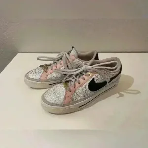 Nike Women’s Court Legacy Serena Williams Design Crew White Sneakers‎ Size 6.5 thumbnail 2
