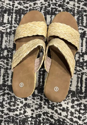 Sandals Yellow Size 9 thumbnail 1