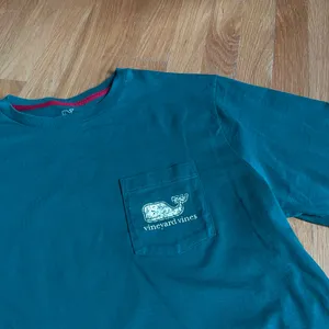 Vineyard Vines Men’s Long Sleeve Pocket T-Shirt Green Whale Logo 100% Cotton M thumbnail 2