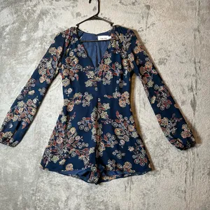 Line+Dot Adelene Navy Floral Romper Peek-A-Boo Shoulder‎ Back Cut Outs Sz Small thumbnail 1