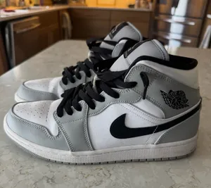 Jordan 1 mids thumbnail 1