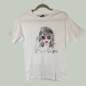 Surf Style Im a Swiftie 1989 Graphic Tee White Cotton Short Sleeve Shirt Small thumbnail 2