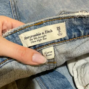 Abercrombie & Fitch Curve Love The '90s Straight Ultra High Rise Jeans 26/2 thumbnail 2