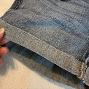 VTG Guess Stretch Denim Jean Shorts Low Rise 28” Waist Distressed 3.5” Inseam thumbnail 2