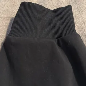 Vuori Black High-Waisted Leggings thumbnail 3