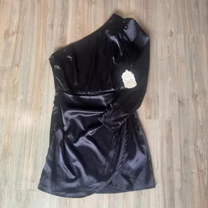 NEW Altar’d State Sola One-Shoulder Satin Mini Dress Puff Sleeve Black Medium thumbnail 2