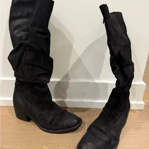 Born Black Heeled Boots Size 7 thumbnail 1