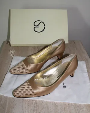 St. John Gold Heels Size 8B thumbnail 1