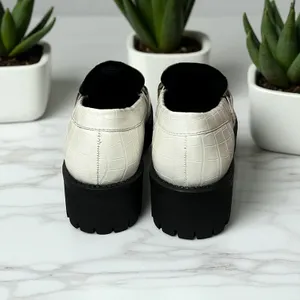 Steve Madden Lug‎ Sole Loafers Size 7.5 White Croc Embossed Hardware Accents thumbnail 4