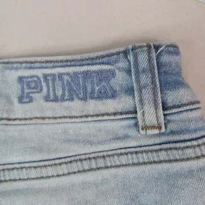 VS PiNK 0 27 Shorty Destroyed Light Wash Denim Raw Hem Jeans Shorts thumbnail 2