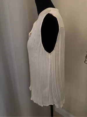 Vince Pleated Sleeveless Blouse Ivory Silk Look Button Front Top Size S thumbnail 8