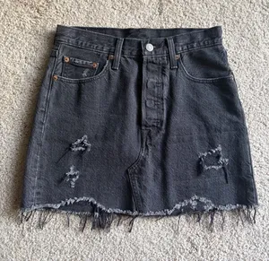 Levis Black/Grey Denim Mini Skirt summer Distressed Button Fly Raw Hem size 25 thumbnail 1