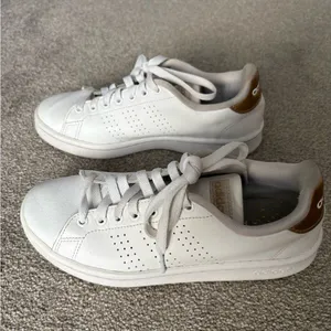 Women’s Adidas Essentials Advantage Shoes white/gold thumbnail 4