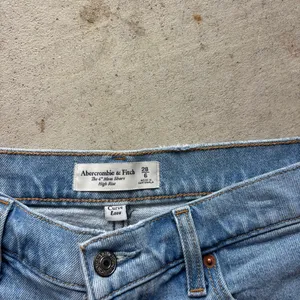 Abercrombie & Fitch The 4" Mom Short High Rise thumbnail 2
