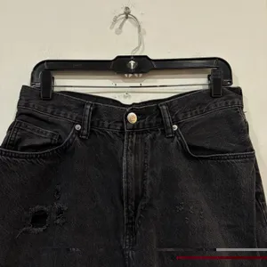 H&M Women’s Black Baggy Fit Distressed Ripped Jeans 30 Waist Frayed Hem thumbnail 5