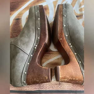 UGG Gray Boots with Suede Finish and Studded Detailing thumbnail 4