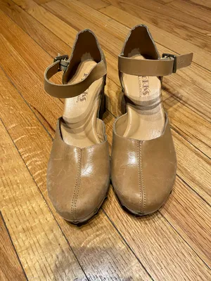 Korks Evah Clogs Leather Ankle buckle strap Chunky Block Boho Grommets Sandals Heels pumps retro studs mustard tan thumbnail 2