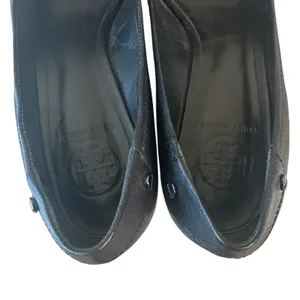 Tory Burch Black Leather Block Heel Pumps Gunmetal Logo Plaque Size 7.5‎ thumbnail 4